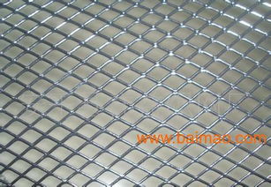 金属护栏、小钢板网与喷塑钢板网 生产、价格与钢格板对比全解析